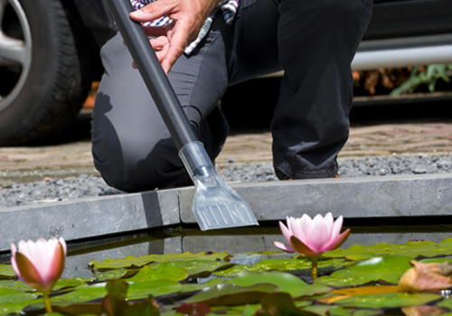 Utiliser un aspirateur pour bassin