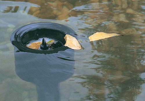 Le skimmer de bassin permet de retirer les déchets flottants à la surface du bassin