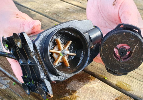 La pompe à eau doit être ouverte et nettoyée complètement très régulièrement